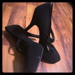 Black pumps